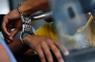 Hà Nội: Nhờ tài xế Grab bike cùng tạt axit dằn mặt chồng hờ