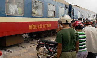 Băng qua đường sắt, người đàn ông 60 tuổi tử vong