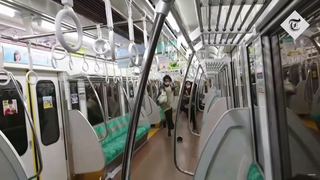 [VIDEO] Hành khách chạy trốn khỏi nghi phạm phóng hoả trong tàu điện ngầm ở Tokyo