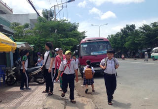 Học sinh không mặn mà xe đưa đón