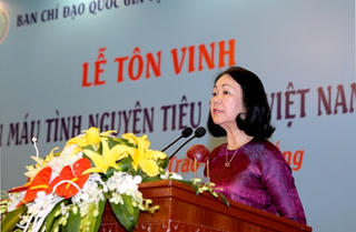 Tôn vinh 100 người hiến máu tình nguyện tiêu biểu năm 2016