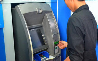 Chưa tăng phí rút tiền nội mạng ATM