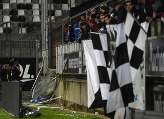 Khán đài đổ sập ở giải Ligue 1, 20 người bị thương
