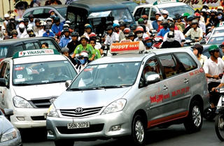 Taxi truyền thống than khó