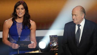 Người đẹp tuyển Mỹ tố Sepp Blatter quấy rối ở lễ trao Quả Bóng Vàng