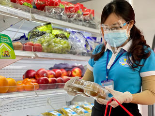 Thu nhập giảm, người dân thắt hầu bao