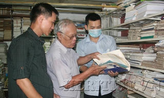 GS Phong Lê hiến tặng hiện vật khoa học