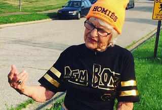 Cụ bà 87 tuổi có “gu” thời trang độc đáo