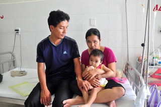 Thương thay con một giáo viên nghèo, 26 tháng tuổi đã bị ung thư!