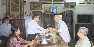 Trà Vinh: Trao tiền hỗ trợ cho nhân sĩ, trí thức có khó khăn trong cuộc sống