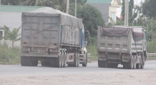 Ám ảnh những đoàn xe dấu hiệu chở quá tải chạy rầm rập trên quốc lộ