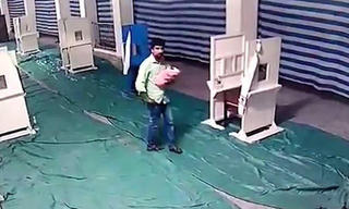 Cặp vợ chồng bị bắt vì vứt con 2 ngày tuổi