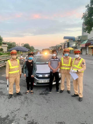 Tài xế Hà Nội giấu trẻ em trong cốp xe hòng 'né' chốt