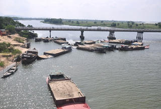 Bắt 15 ghe cát tặc trên sông Thu Bồn