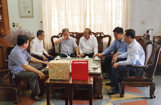 Phó Thủ tướng Thường trực Trương Hòa Bình thăm Mẹ Việt Nam Anh hùng Nguyễn Thị Thảng