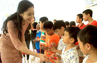 Đoàn Hoa khôi Miền Trung thăm và tặng quà trẻ em cơ nhỡ, khuyết tật