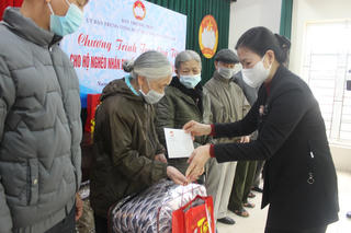 Phó Chủ tịch Trương Thị Ngọc Ánh trao quà Tết tại Nam Định