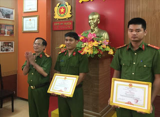 Khen thưởng Công an bắt kẻ cướp điện thoại, dây chuyền của phụ nữ