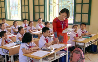 Đừng hất giáo viên ra đường