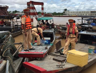 Cần Thơ: Bắt 15 ghe cào khai thác thuỷ sản kiểu tận diệt