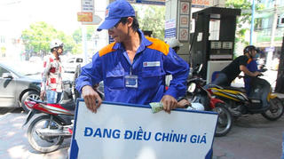 Giảm giá các mặt hàng dầu, giá xăng giữ nguyên