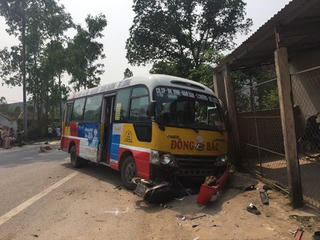 ‘Đấu đầu' xe buýt, 5 người đi xe máy thương vong