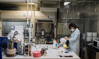 Những bà mẹ Nhật tự đo phóng xạ để bảo vệ gia đình