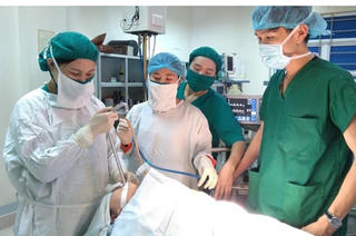 Gắp thành công đồng xu trong thực quản bé gái 5 tuổi
