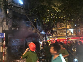 Cháy nhà trong phố cổ