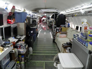 Một mình sống giữa rừng trong chiếc Boeing 727