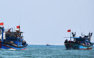 Nghiệp đoàn giúp lai dắt một tàu cá hỏng máy trên biển Trường Sa