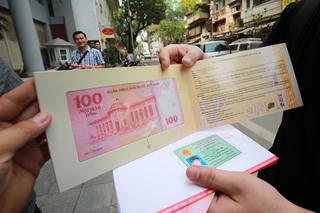 Bỏ cơm trưa, xin nghỉ việc… đi mua tiền 100 đồng