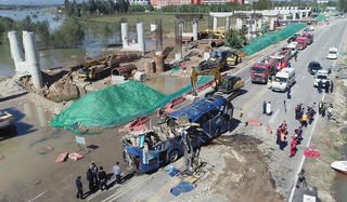 Trung Quốc: Xe buýt lao xuống sông do mưa lũ, 13 người chết