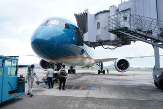 Chuyến bay thương mại quốc tế đầu tiên của Vietnam Airlines