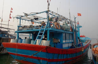 Tàu cá Quảng Nam lại bị tàu hải cảnh Trung Quốc tấn công
