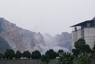 Khốn khổ vì bụi xi măng