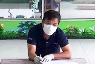 Bị phạt 5 triệu đồng vì rủ người cách ly đánh bài và xúc phạm cán bộ