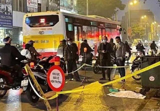 Nghi vấn thai nhi bỏ cạnh thùng rác, bị ô tô cán ở Hà Nội: Công an nói gì?