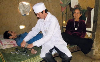 Bác sĩ chuyên khoa trẻ  về công tác tại vùng khó khăn