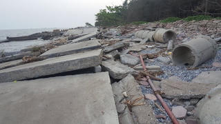 Nam Định: Kè biển bị sập tan hoang 