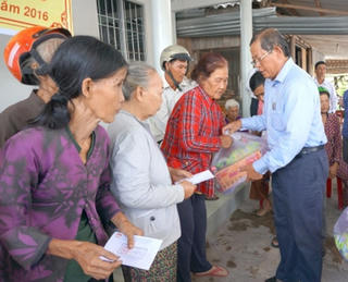 Cà Mau: Tặng 100 suất quà cho hộ nghèo huyện U Minh