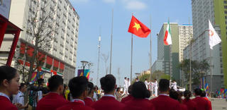Hình ảnh Quốc kỳ Việt Nam tung bay tại Lễ thượng cờ ASIAD 2018