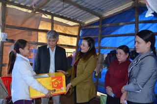 Mặt trận Quảng Ngãi trao quà Tết cho các hộ nghèo tại huyện Sơn Tịnh