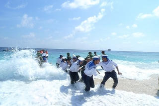 28 tỷ đồng tặng quà cán bộ chiến sĩ và nhân dân huyện đảo Trường Sa