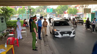 [VIDEO] Tăng cường kiểm soát phương tiện vào Hà Nội tại 22 chốt chặn cửa ngõ