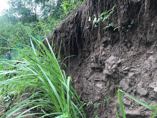 Dân thấp thỏm vì lo núi lở