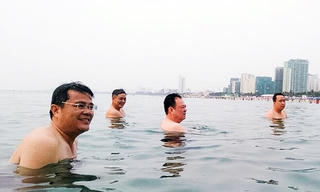 Thông tin chất lượng nước biển miền Trung hàng ngày trên báo