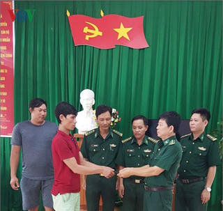Thiếu tá biên phòng ở Kiên Giang trả lại 20 triệu đồng cho người đánh rơi