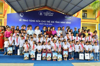 Vinamilk và Quỹ sữa Vươn cao Việt Nam năm 2016 trao tặng sữa cho 40 nghìn trẻ em ở 40 tỉnh thành trên cả nước