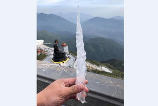 Băng giá xuất hiện trên đỉnh Fansipan